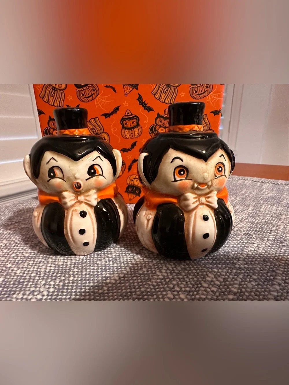 Design Johanna Parker Salt & Papper Shakers  Vampire Figurine Halloween